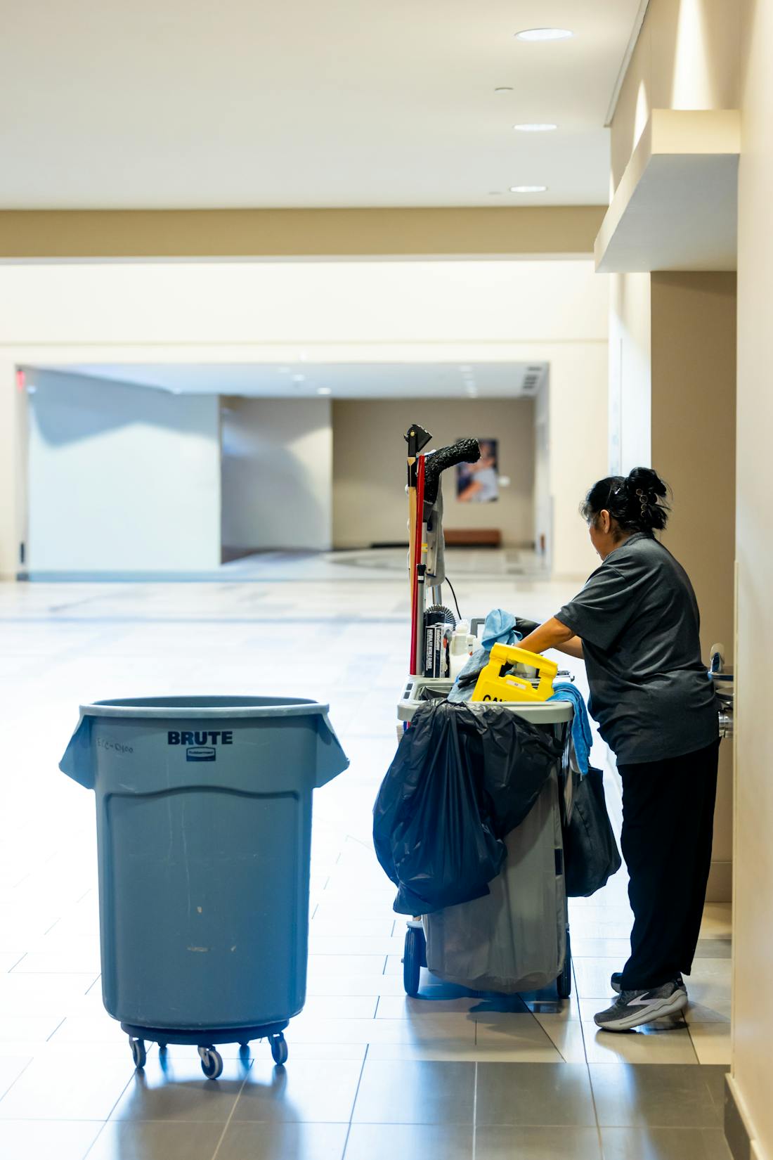 Cleaning operative servicing a commercial space with a cleaning cart